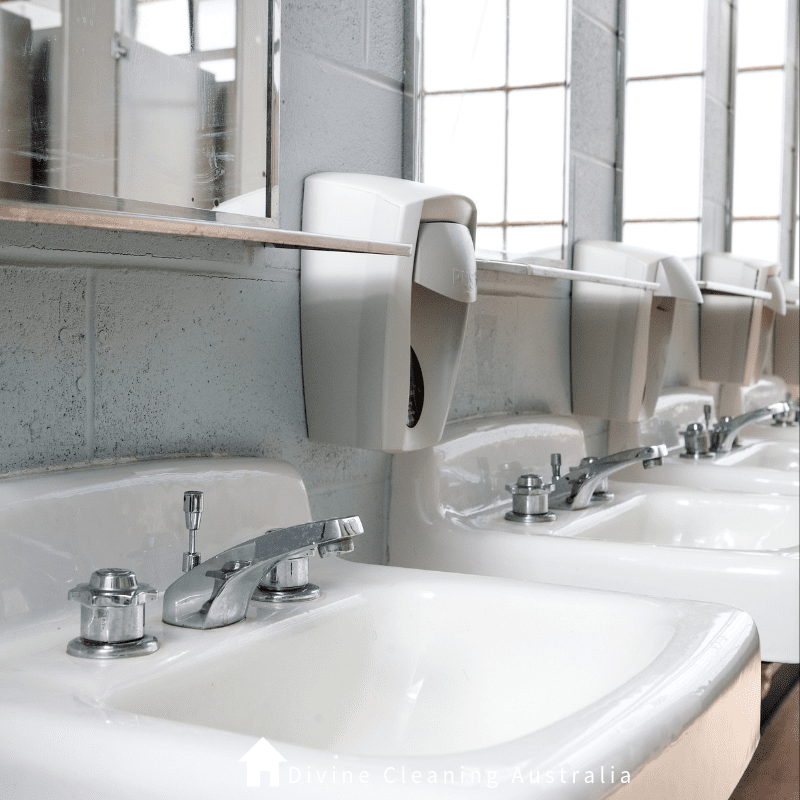 commercial bathroom cleaning